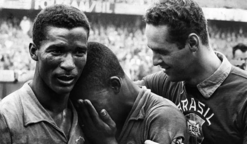 Didí (izq.) abraza a Pelé al salir campeón del mundo en 1958. Foto: FIFA.