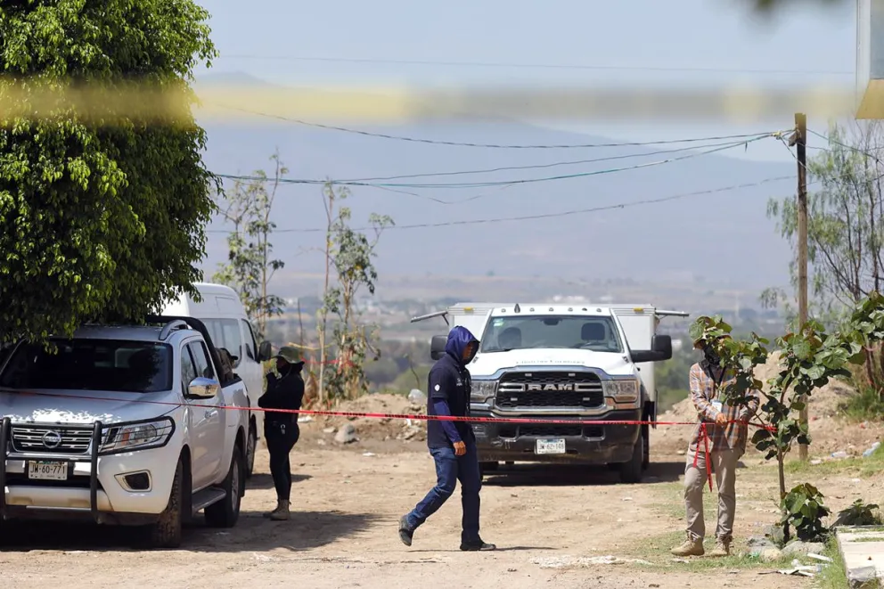 Integrantes del colectivo Madres Buscadoras de Jalisco permanecen en la zona donde se localizó una fosa clandestina este 16 de mayo de 2026, en el municipio de El Salto en Jalisco (México). Foto: EFE