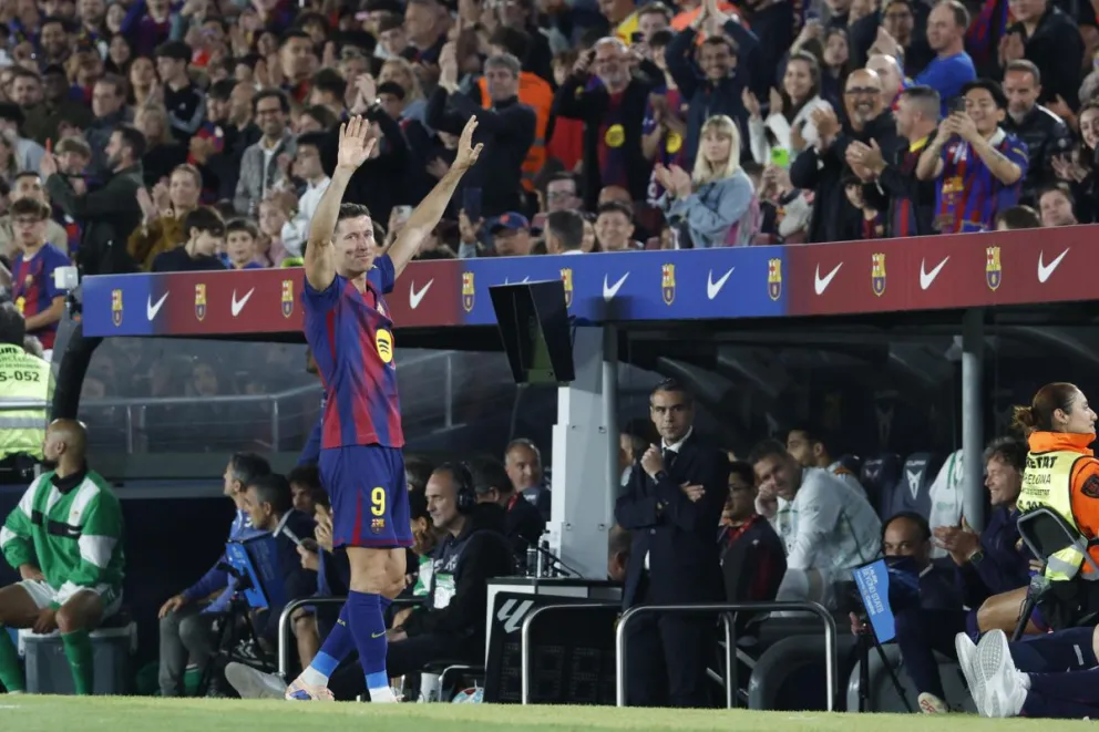 Lewandowski se despide de la afición del Barcelona.  Foto: EFE.