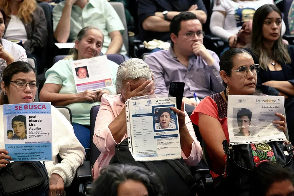 Imagen de archivo, familiares de víctimas de desaparición, sostienen carteles durante una rueda de prensa en Ciudad de México (México). Foto: EFE