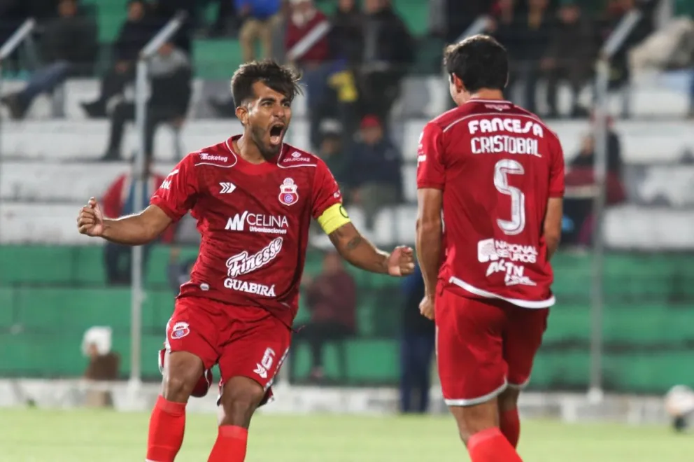 El festejo de los azucareros luego de conseguir el primer gol. Foto. APG