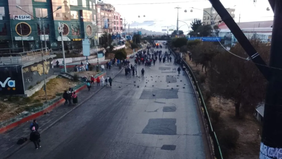 El peaje de la Autopista La Paz-El Alto está bloqueado. Foto: Erbol 