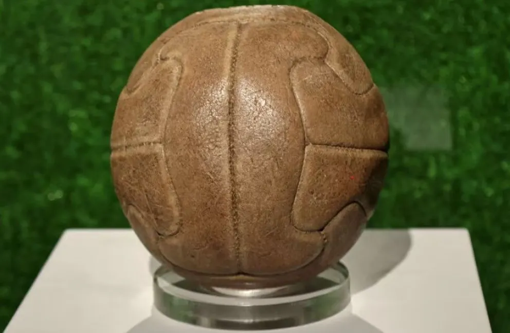 El balón que los argentinos dispusieron para el segundo tiempo de la final de 1930. Foto: FIFA