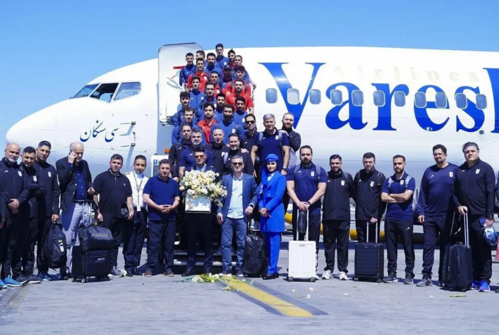 Imagen difundida este lunes por la agencia de noticias iraní IRNA que muestra a la selección nacional de fútbol de Irán antes de partir hacia Turquía. Crédito: EFE