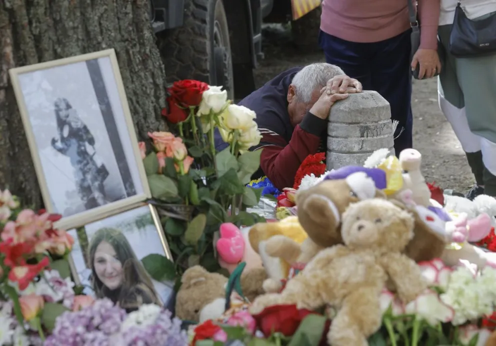Imagen del 15 de mayo de ofrendas a las victimas de un ataque ruso a Kiev. Foto: EFE