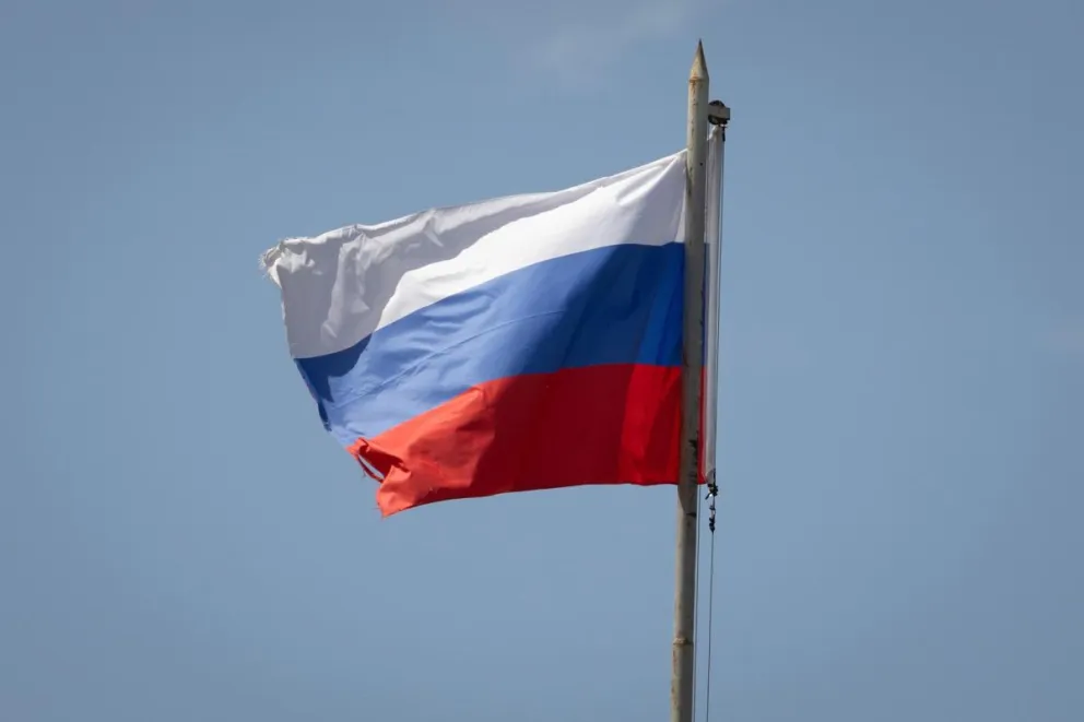 Una bandera rusa ondea en la Embajada de Rusia en Pekín, China, el 18 de mayo de 2026. Foto: EFE 