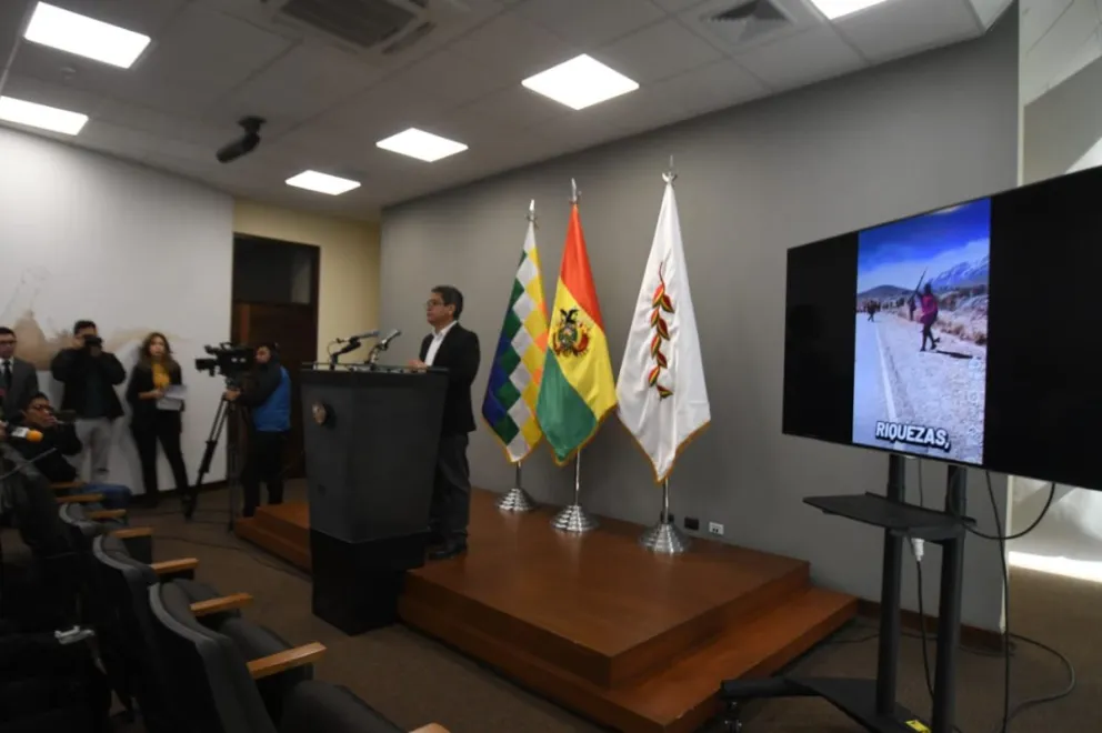 El vocero muestra el video en el que gente armada hace ejercicios tipo militar en Omasuyos. Foto: APG