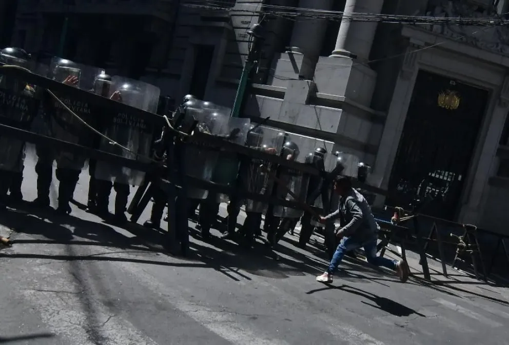 Efectivos policiales en un cordón policial en kilómetro cero. Foto: APG 