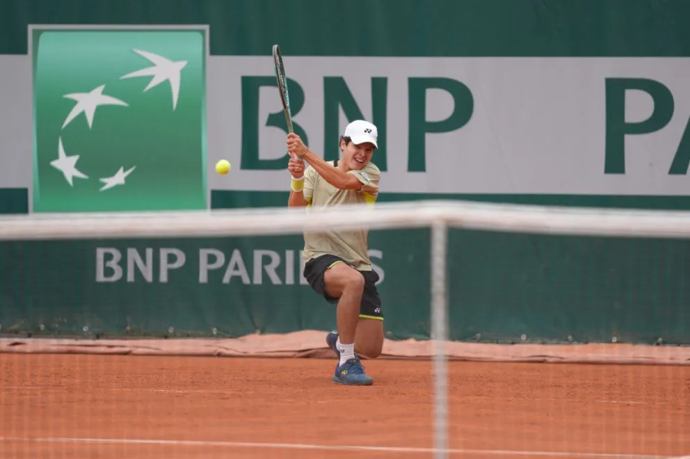 Juan Carlos prado golpea la pelota en su duelo con McDonald. Foto: Julien Crosnier / FFT.