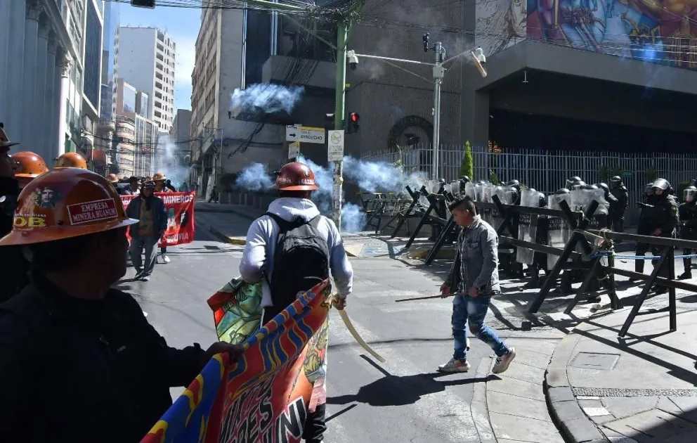 Movilizados se acercan a la plaza Murillo. Foto: APG