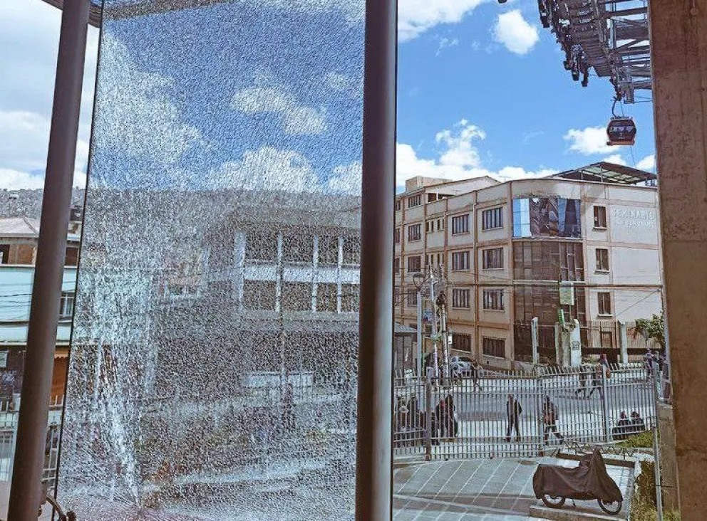 Sectores movilizados rompieron vidrios de la estación Armentia de la Línea Naranja de Mi Teleférico. Foto: Ministerio de Obras Públicas, Servicios y Vivienda