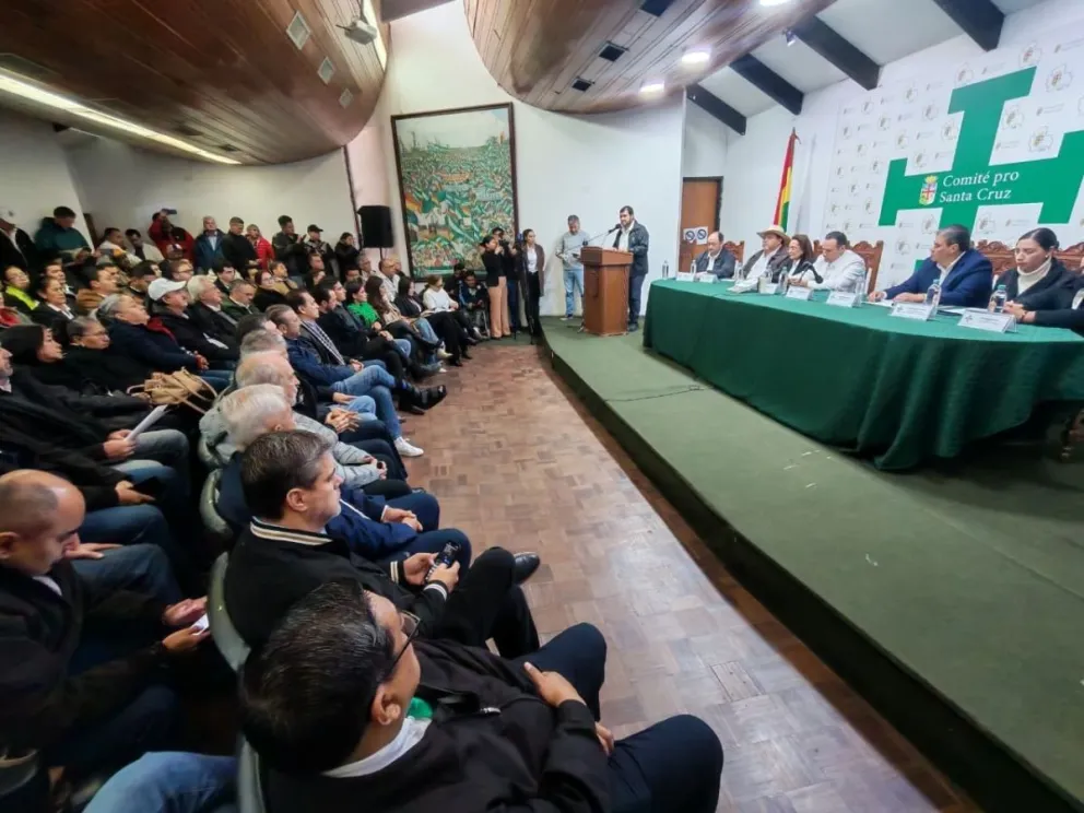Dirigencia cívica da a conocer las conclusiones de la Asamblea de la Cruceñidad. Foto: El Búnker 
