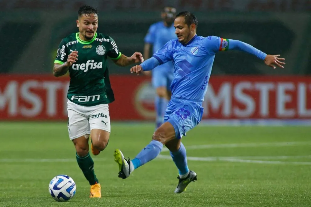 Justiniano trata de marcar a un jugador del Palmeiras en 2023. Foto: CAF