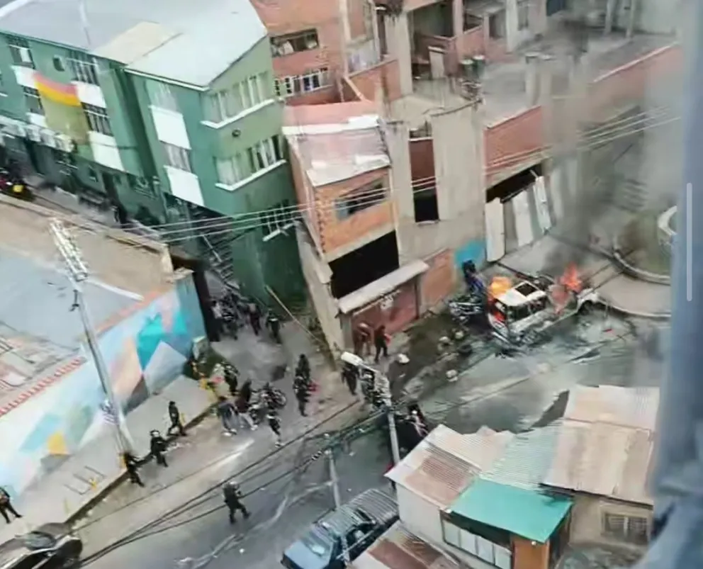 Un vehículo policial fue incendiado en puertas de la FELCC. Foto: captura