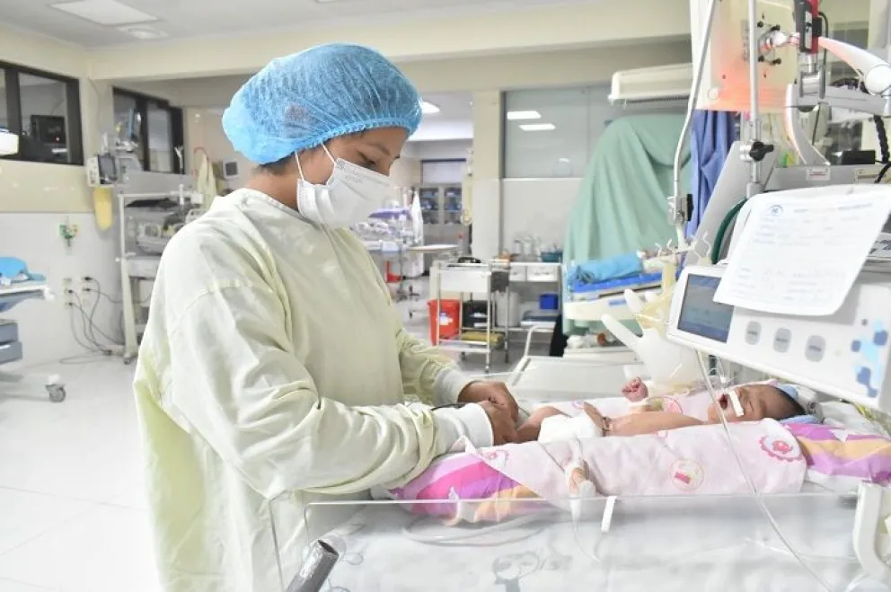 La falta de oxígeno en los hospitales de La Paz, debido a los bloqueos, pone en riesgo la vida de niños y otros pacientes que requieren este insumo médico. Foto: Ministerio de Salud
