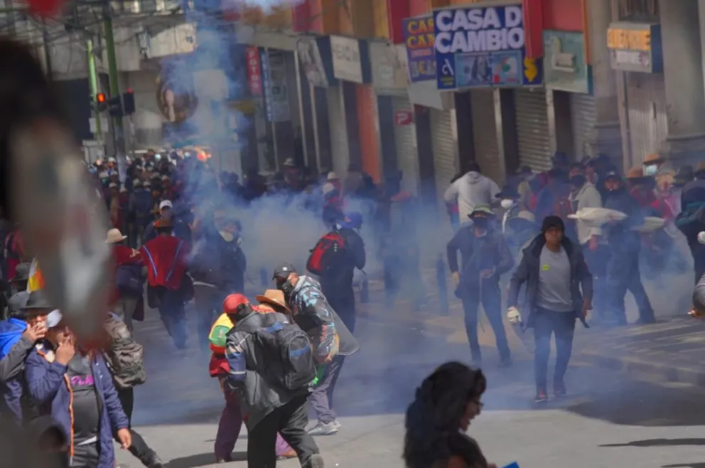 Los movilizados que asedian al centro del poder político. Foto: APG
