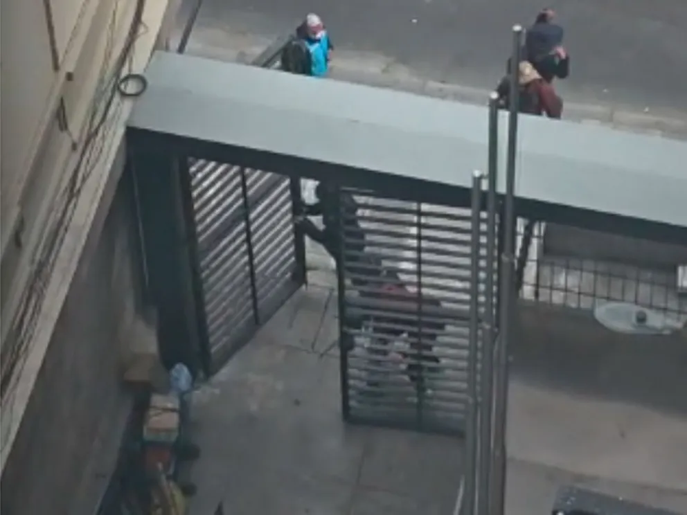 Una imagen del violento accionar en el interior del TDJ de La Paz. Foto: captura de imagen