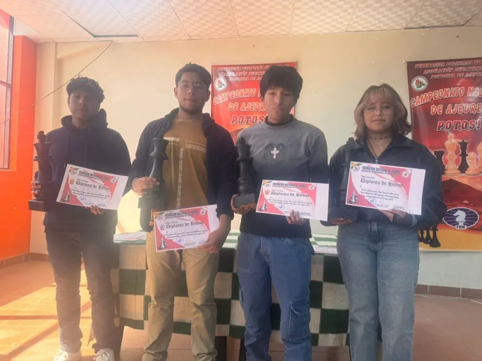Algunos de los premiados del campeonato potosino.  Foto: Federación Boliviana de Ajedrez.