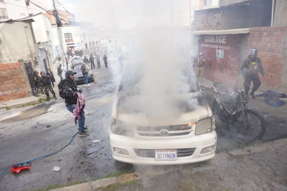 Un vehículo policial fue incendiado por los manifestantes este lunes en la ciudad de La Paz. Foto: APG