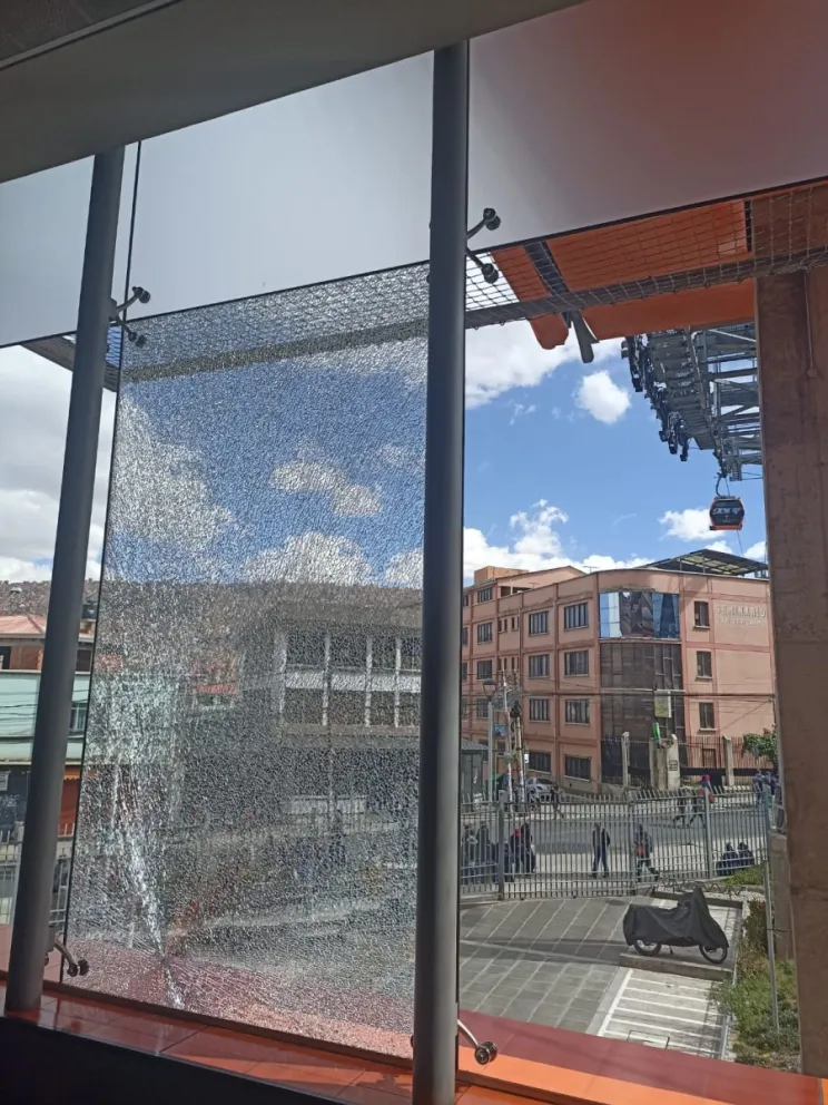 Una estación de la Línea Naranja del Teleférico fue atacada por manifestantes. Foto: Mi Teleférico