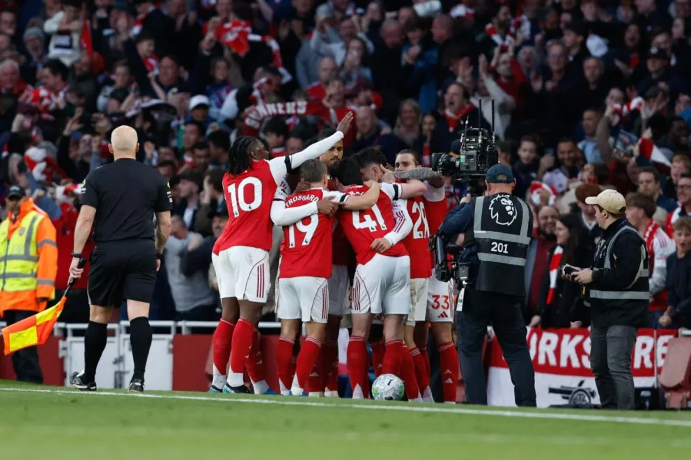 Jugadores del Arsenal festejan el gol de la victoria. Foto: EFE.