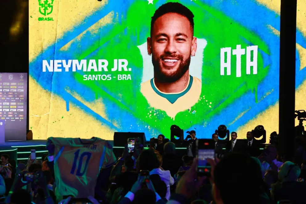 Varias personas celebran el llamado del futbolista Neymar para el Mundial 2026. Foto: EFE.