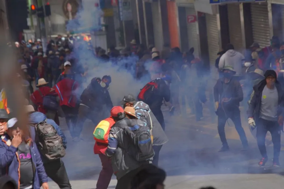 La ciudad de La Paz vivió horas de extrema violencia desatada por los Ponchos Rojos, campesinos, mineros y otros sectores sociales afiliados a la COB. Foto: APG