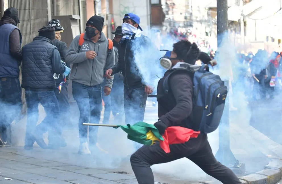 Un manifestante durante las movilizaciones en La Paz. Foto: APG