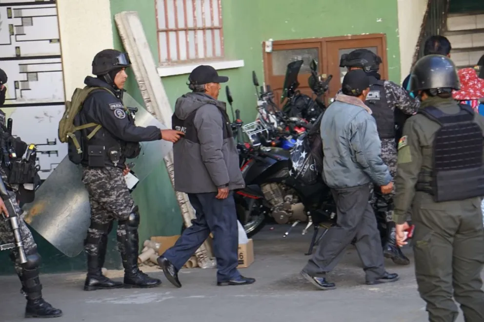 Policías trasladan a personas detenidas durante las movilizaciones de este lunes. Foto: APG