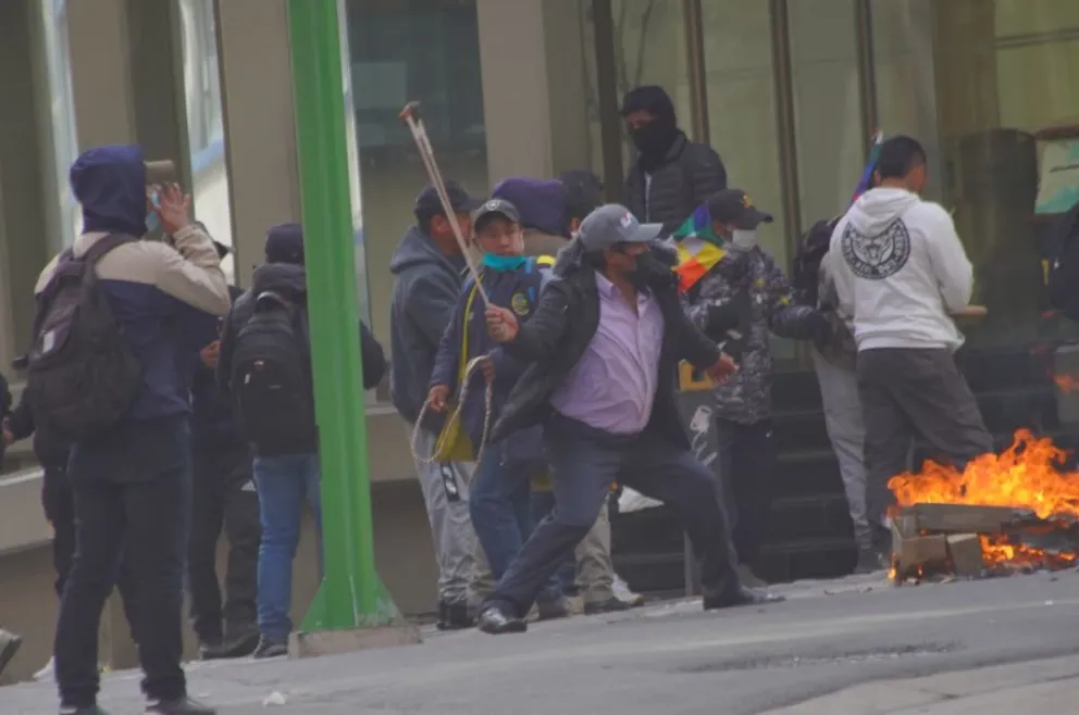 La  ciudad de La Paz vivió más cinco horas de extrema violencia de sectores movilizados generaron violencia contra la población, saqueos y vandalismo. Foto: APG