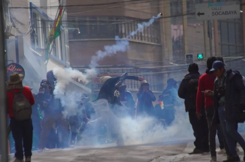 Este lunes, cientos de campesinos, mineros, fabriles y otros sectores afiliados a la COB, a los que se sumó la marcha por la vida de personas afines al expresidente Evo Morales, marcharon hacia el centro de La Paz y desataron violencia. Foto: APG