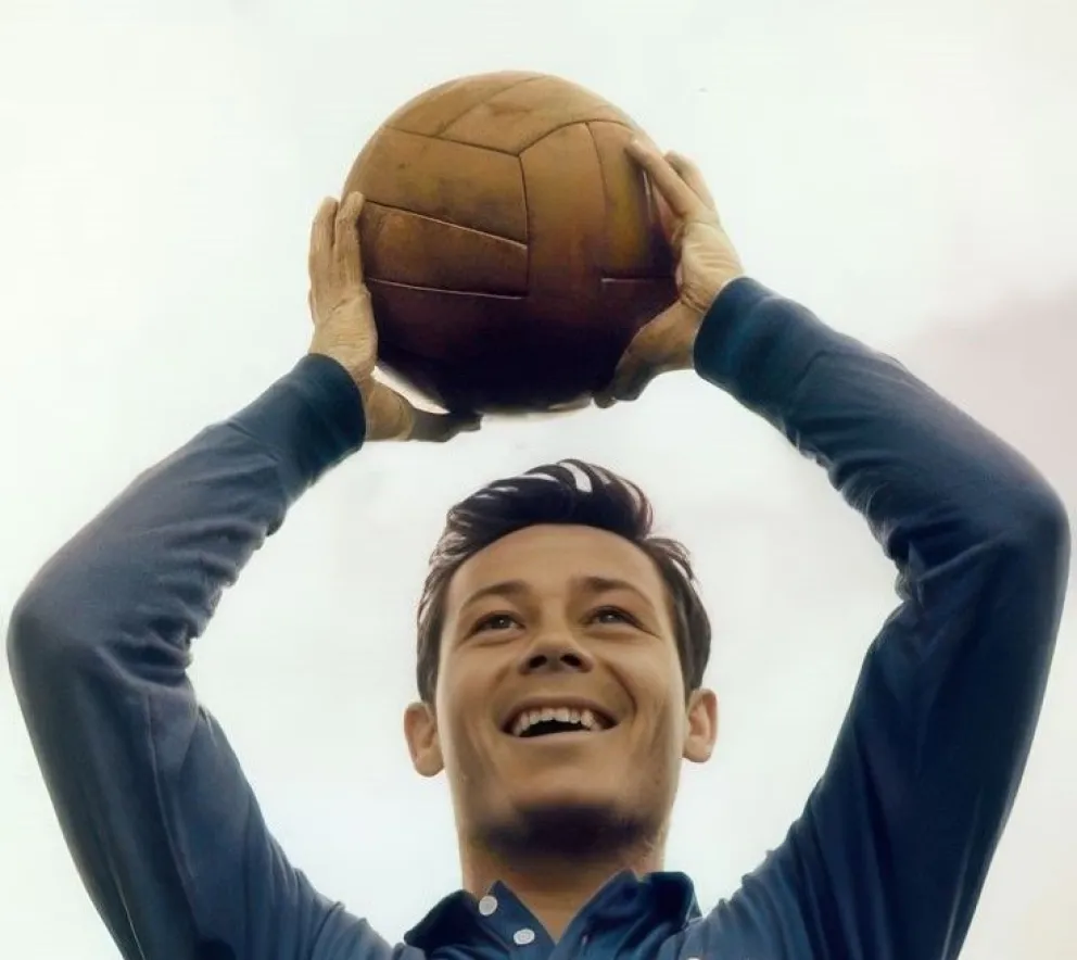 El delantero Fontaine sostiene el balón oficial del Mundial 1958. Foto: PNT