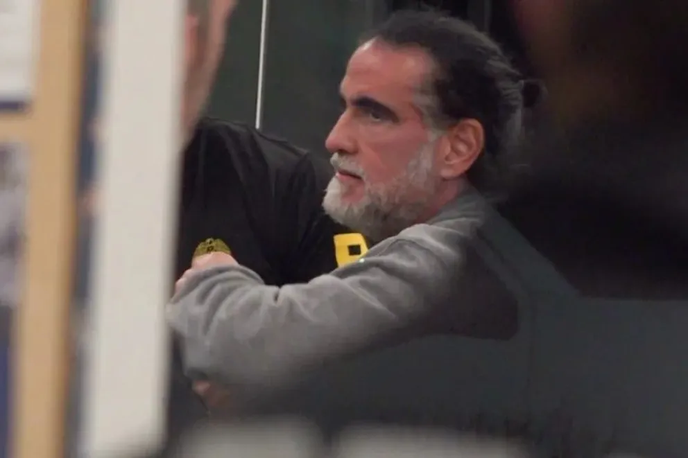 El empresario colombiano Alex Saab al ser escoltado por agentes de la DEA, a su llegada al aeropuerto de Opa-locka, en el condado de Miami-Dade (EE.UU.). Foto: EFE