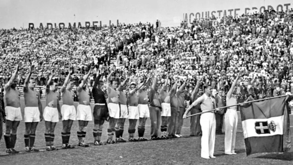 El saludo de los jugadores italianos a Mussolini.