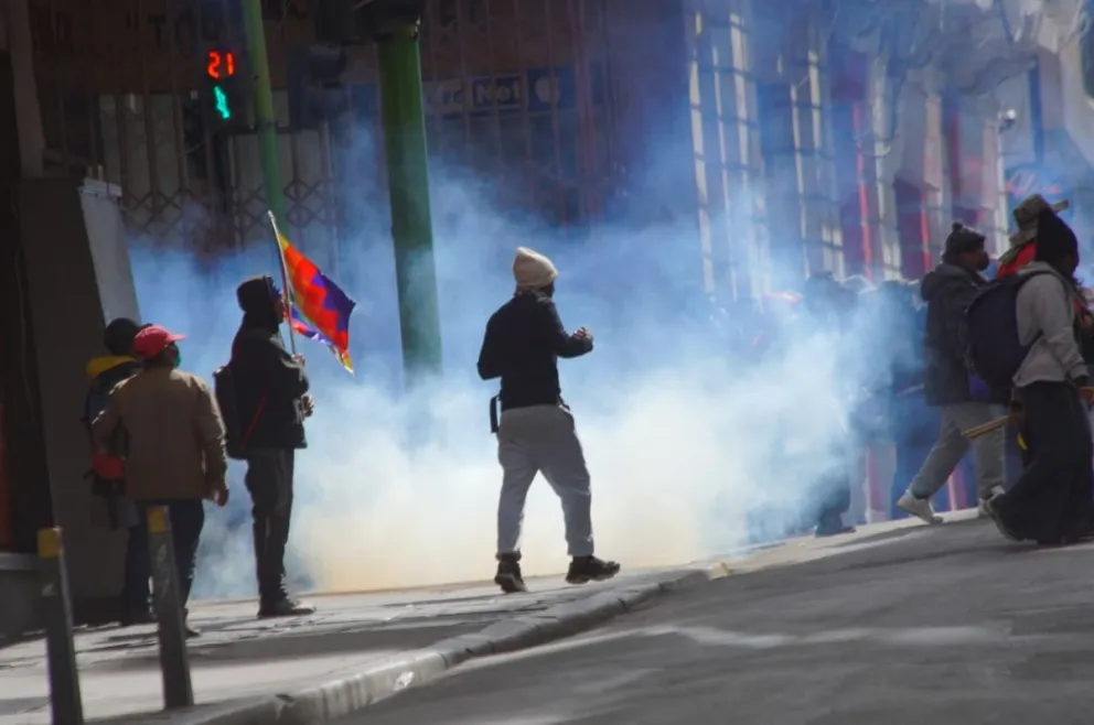La violenta movilización del lunes intentó romper la seguridad policial e ingresar a plaza Murillo, centro del poder político. Foto: APG 