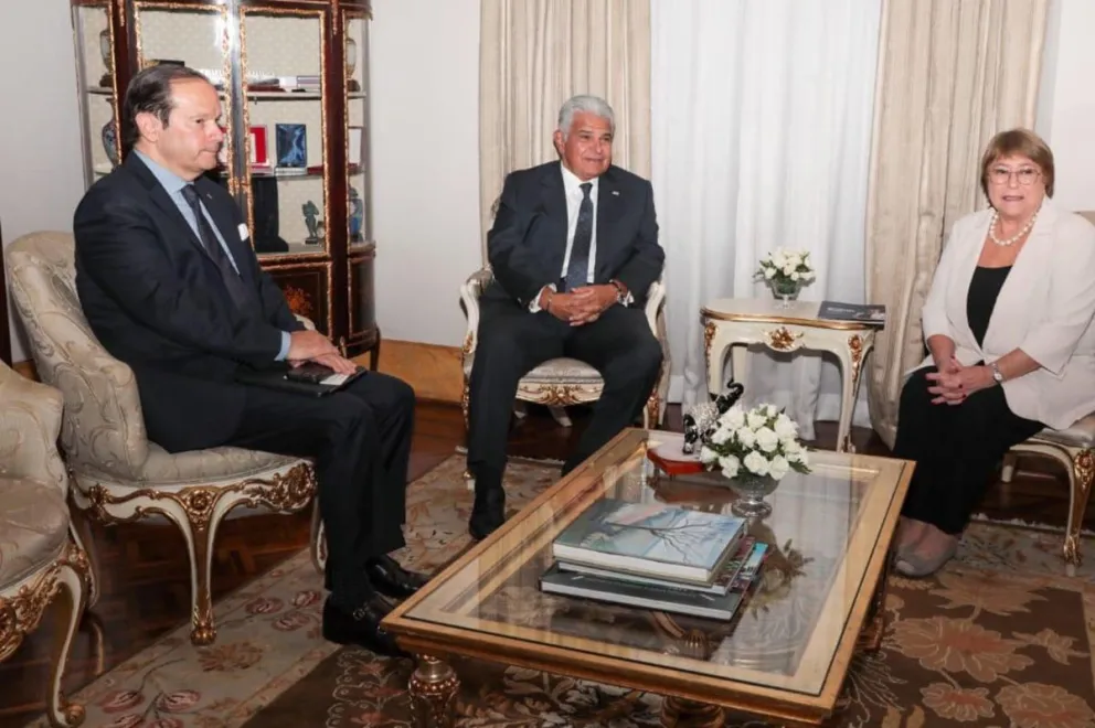  José Raúl Mulino (c), junto a la exmandataria chilena Michelle Bachelet y el canciller de Panamá, Javier Martínez Acha. Foto: EFE 