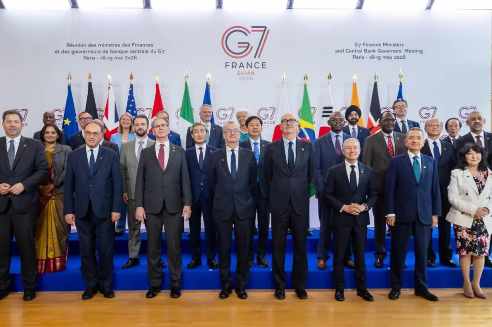 El ministro de Finanzas de Francia, Roland Lescure (C), flanqueado por ministros de Finanzas, gobernadores de Bancos Centrales y representantes de países invitados. Foto: EFE 