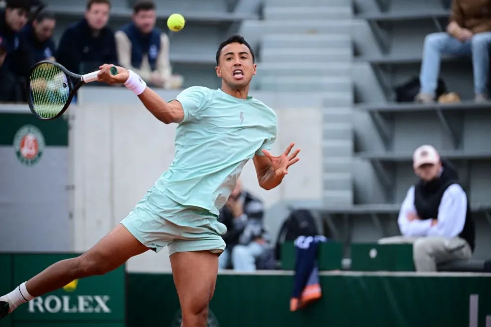 Dellien hace la devolución durante su encuentro de este martes. Foto: Jean-Baptiste Autissier / FFT.