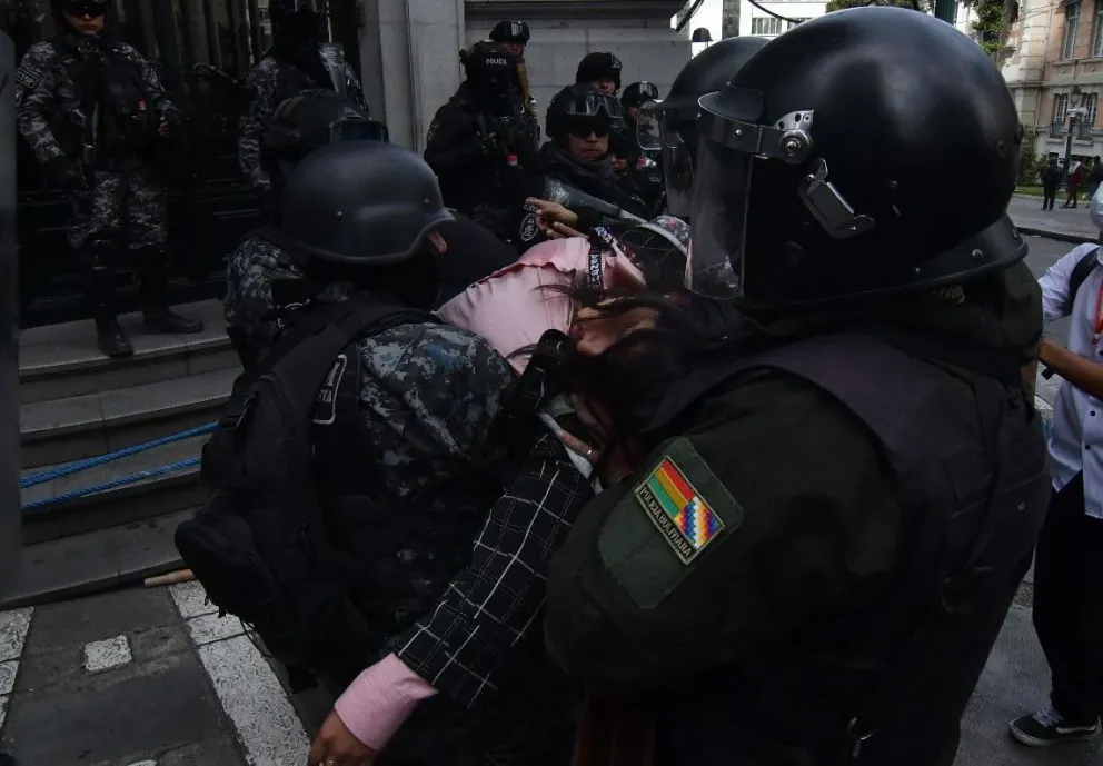 Una periodista se desmayó en medio de los enfrentamientos. Foto: APG