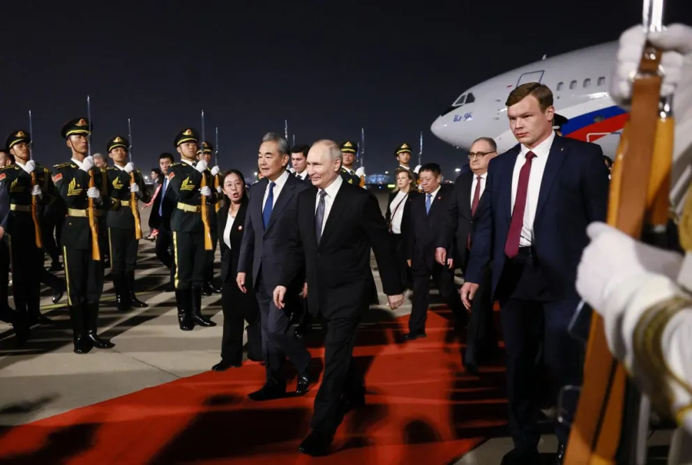 El presidente ruso Vladimir Putin (centro-derecha) es escoltado por el ministro de Asuntos Exteriores de China, Wang Yi (centro-izquierda), a su llegada a Pekín, China, el 19 de mayo de 2026. Foto: EFE 