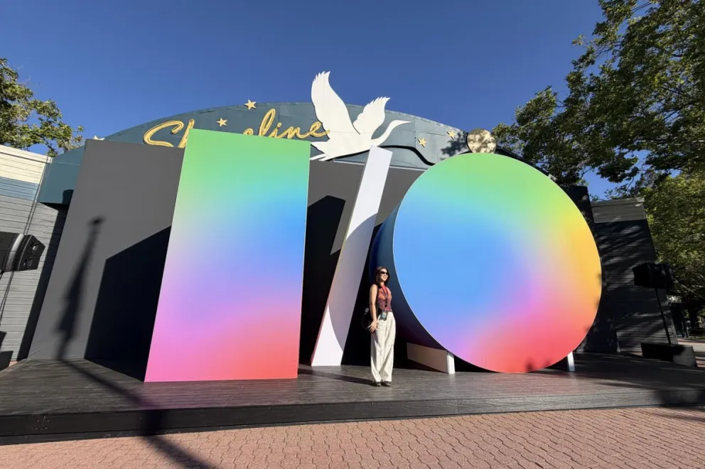 Una mujer posa frente al logo de la conferencia anual de desarrolladores Google I/O 2026 en Mountain View, California (EE.UU.). Foto: EFE