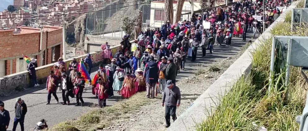 Los campesinos de Cochabamba llegan a El Alto para sumarse a las protestas que exigen la renuncia del presidente, Rodrigo Paz. Foto: Unitel