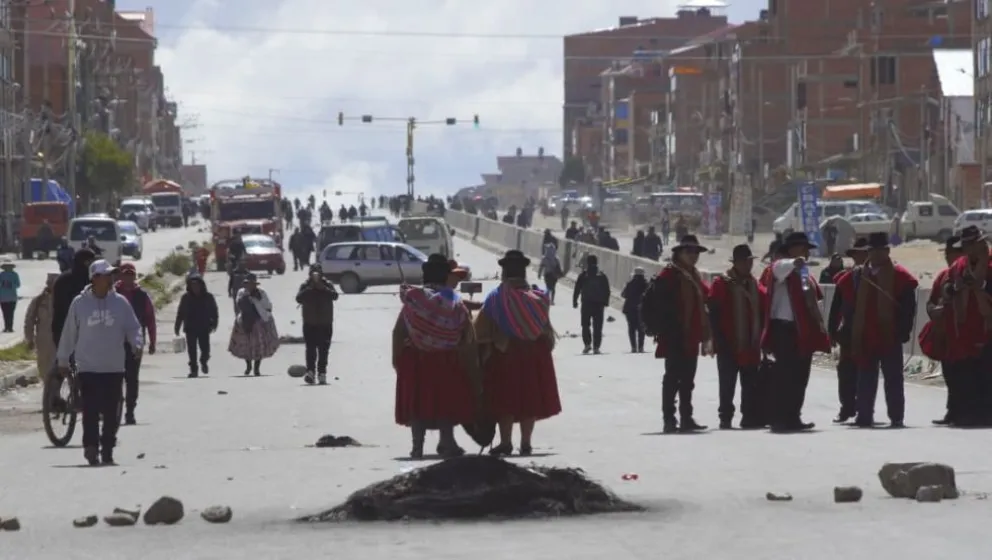 Campesinos, maestros rurales, choferes y la Fejuve de El Alto se reorganizan para continuar con las protestas que exigen la renuncia del presidente, Rodrigo Paz.  Foto: APG