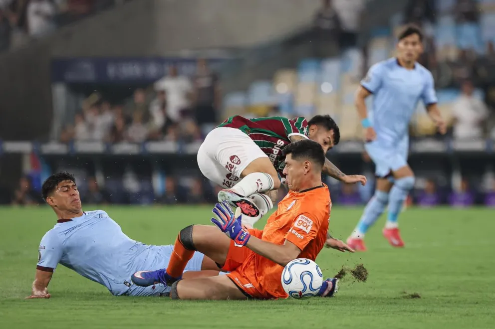 Lampe salva ante un ingreso de un atacante de Fluminense. Foto: CF