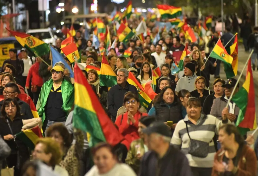 Personas participan en una marcha este martes, en Cochabamba (Bolivia). Foto: EFE