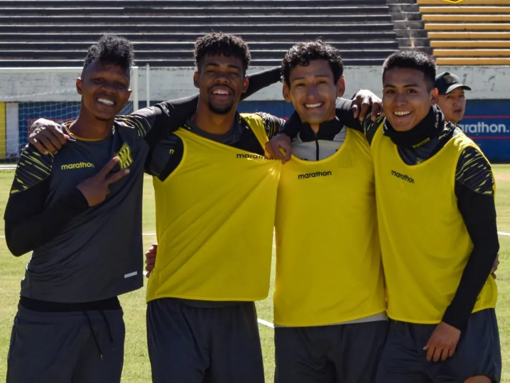 Estacio (izq.) junto a sus compañeros Ventura, Abrego y Sotomayor. Foto: club The Strongest