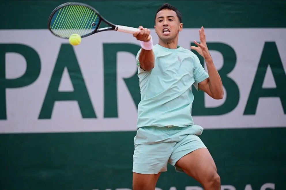 Hugo Dellien durante el partido que le ganó al croata Matej Dodigen. Crédito: Jean-Baptiste Autissier / FFT