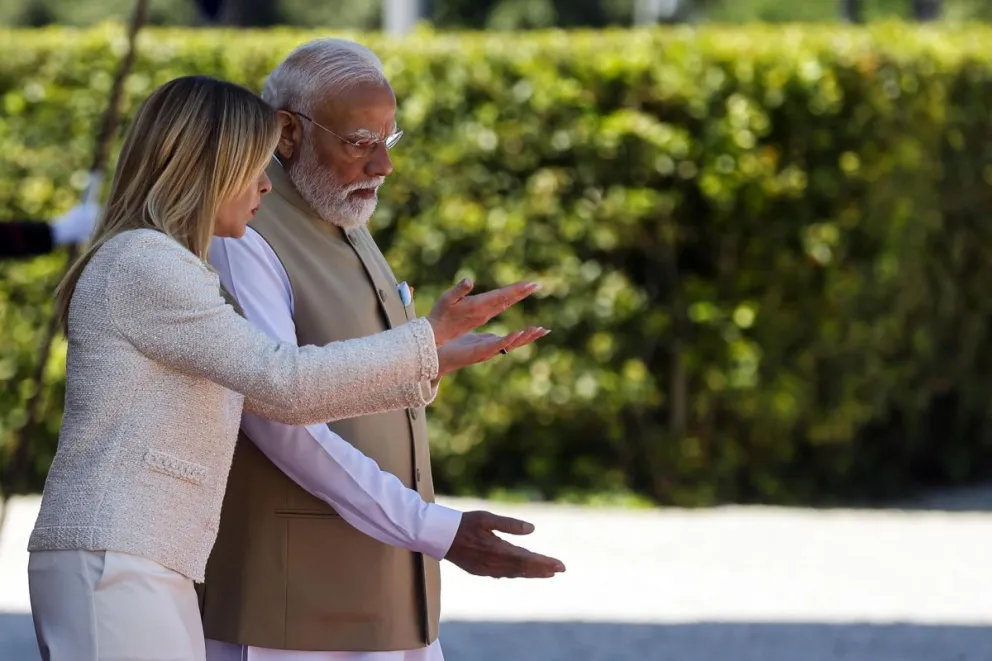 La primera ministra italiana, Giorgia Meloni (i), da la bienvenida al primer ministro indio, Narendra Modi, antes de una reunión en Villa Pamphili en Roma, Italia, el 20 de mayo de 2026. (Italia, Roma). Foto: EFE