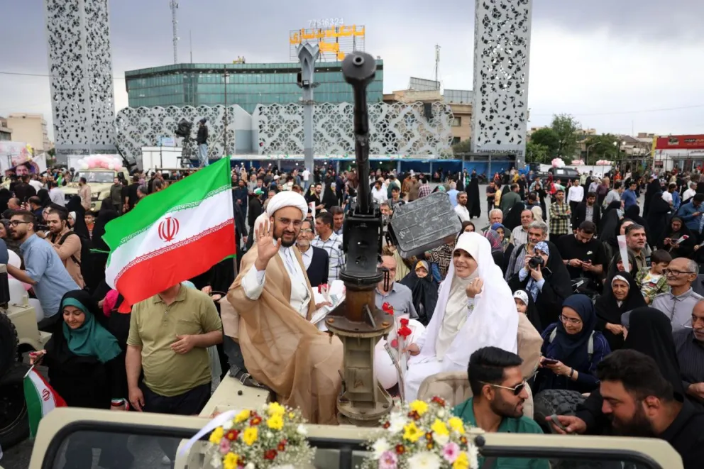 Una pareja iraní llega en un vehículo militar durante una ceremonia nupcial colectiva organizada en el marco de la campaña "Jan-Fada" (Sacrificio de la Vida) en Teherán, Irán, el 18 de mayo de 2026. Foto: EFE 