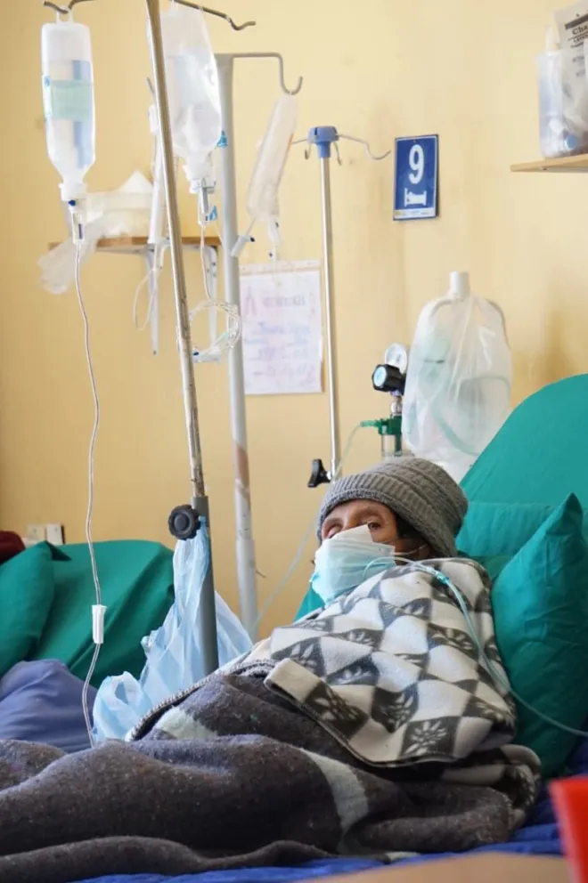 El Colegio Departamental de La Paz y los directores del Complejo Hospitalario de Miraflores denuncian que el departamento enfrenta una crisis sanitaria por el desabastecimiento de oxígeno, medicamentos, insumos y alimentos para los pacientes. Foto: APG